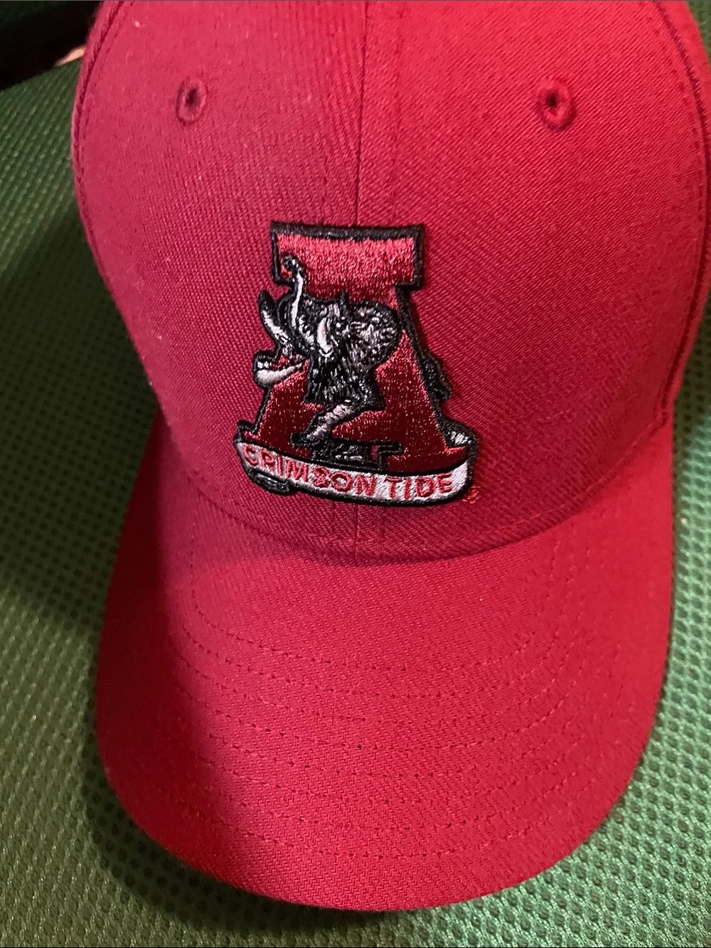 Nike Red Curved-Brim Baseball Cap with Embroidered Crest